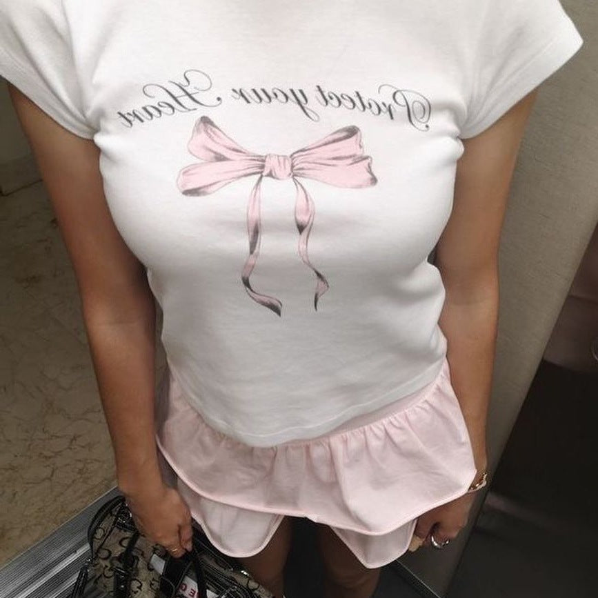 Dame crop-top med kreativt bue-design og inspirerende tekst Skovae