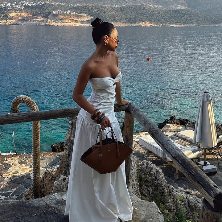 Damer Elegant skåret maxikjole med off-shoulder design og romantiske detaljer Skovae