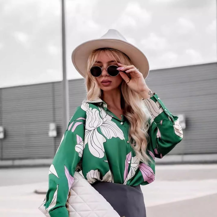 Damebluse med blomstret design og løs pasform Stilla