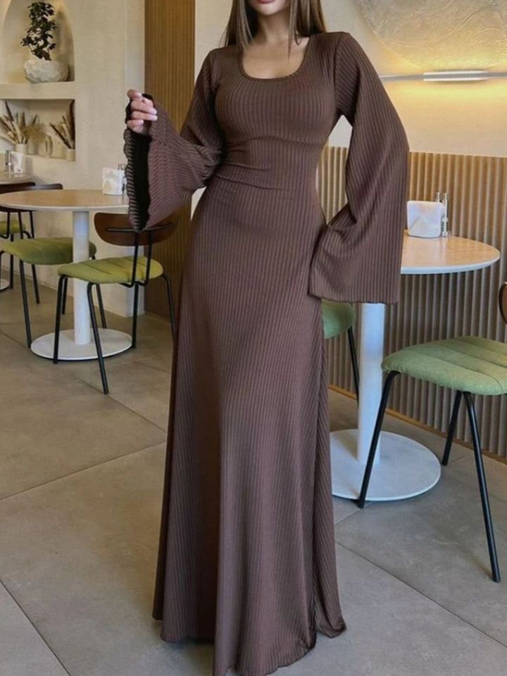 Dame maxi kjole med brede flared ærmer og elegante detaljer Stilla
