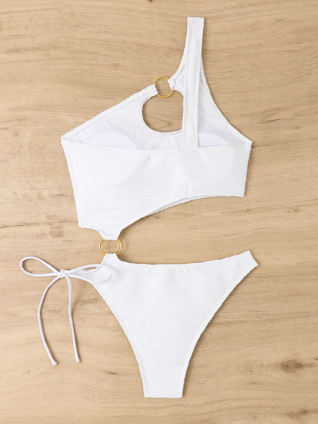 Dame bikini-sæt med asymmetrisk design og elegant ringdetalje Stilla