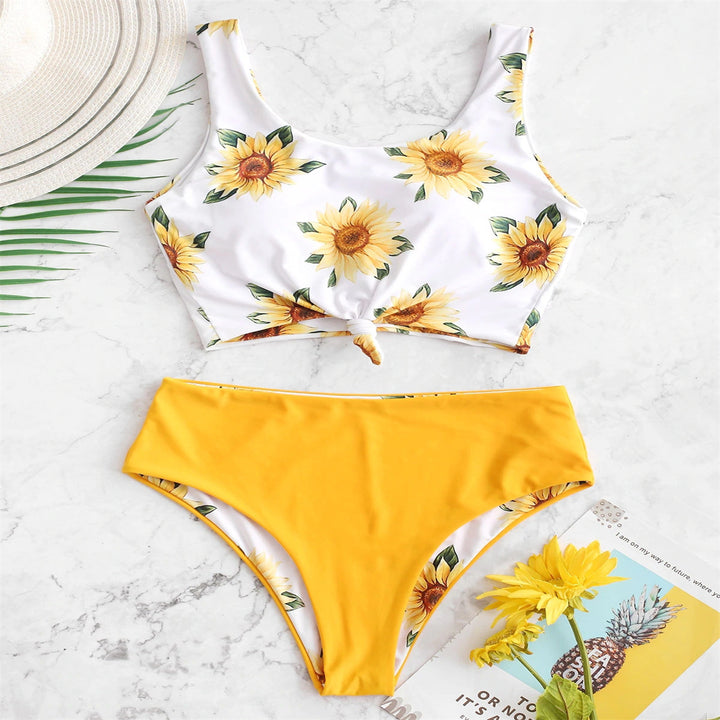 Dame bikini-sæt med blomsteret top og højt skåret trusse Stilla