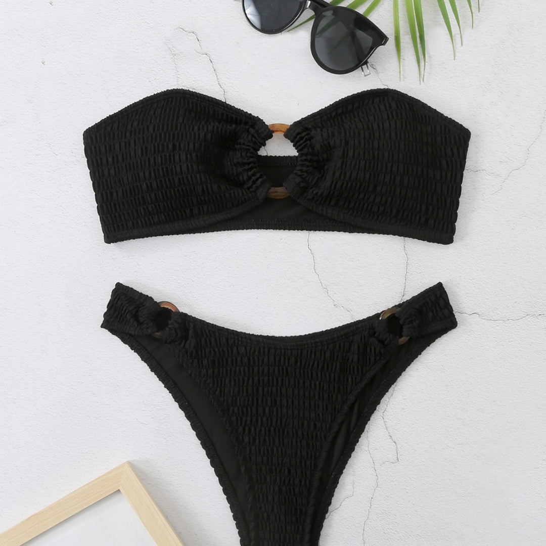 Dame bandeau bikini sæt med sofistikeret rynke design og dekorative ring detaljer Stilla