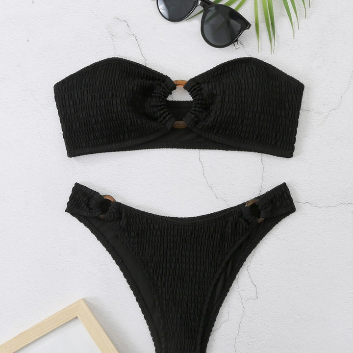Dame bandeau bikini sæt med sofistikeret rynke design og dekorative ring detaljer Stilla