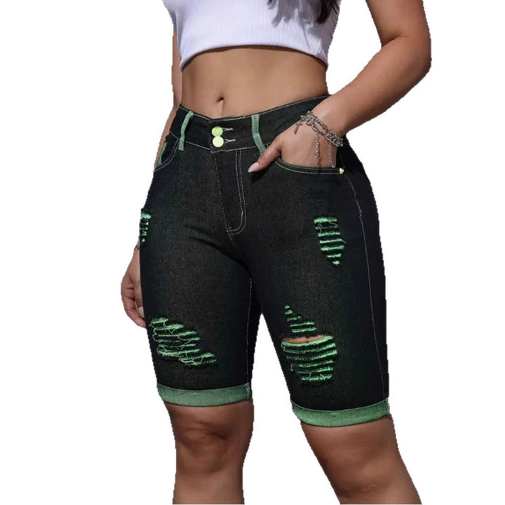 Damedeformerede jeansshorts med iøjnefaldende accenter og høj talje