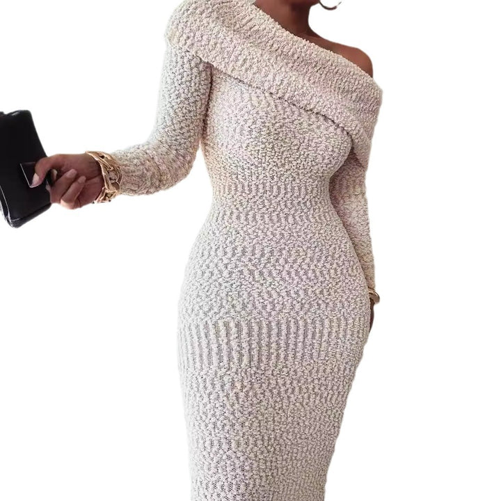 Kvinders strikkjole i moderne off-shoulder design med figursiddende snit Skovae