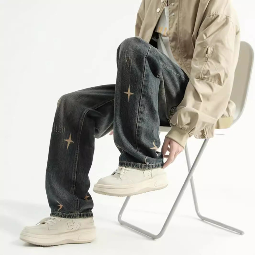 Herren brede jeans med moden distressed-effekt og kreative applikationer Stilla