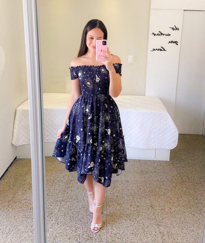 Stilla | Elegant Skulder-Baring Print Midi Kjole