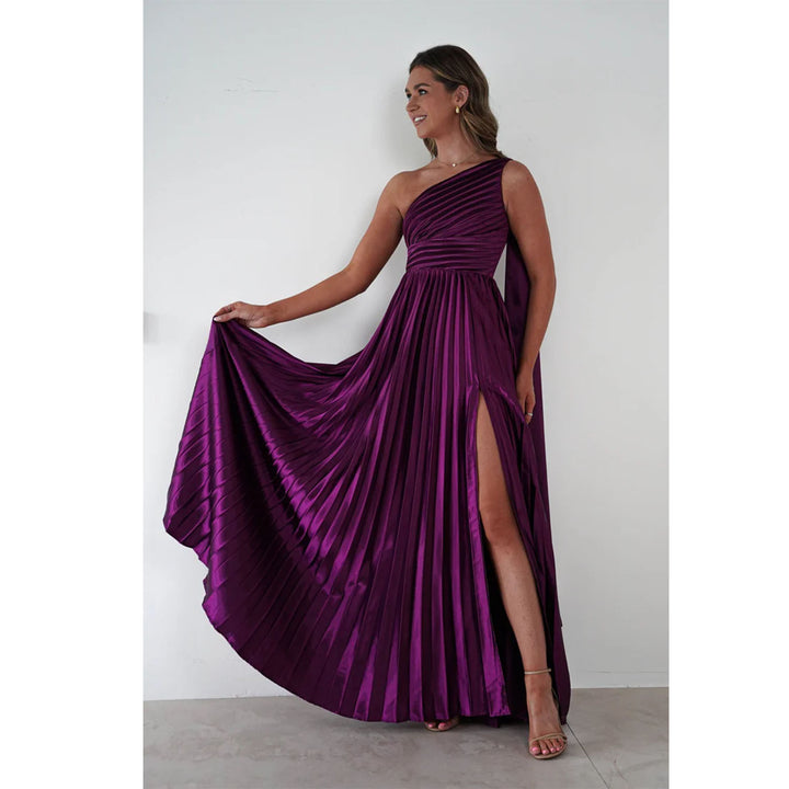 Dame aftenkjole med elegant plisseret nederdel og asymmetrisk top