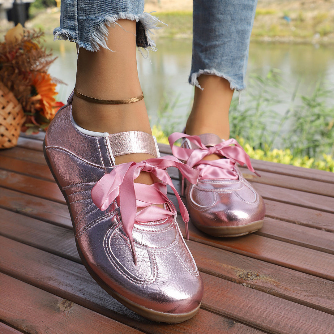 Dame sporty sneakers med metallisk overflade og diskrete satinbånd Stilla