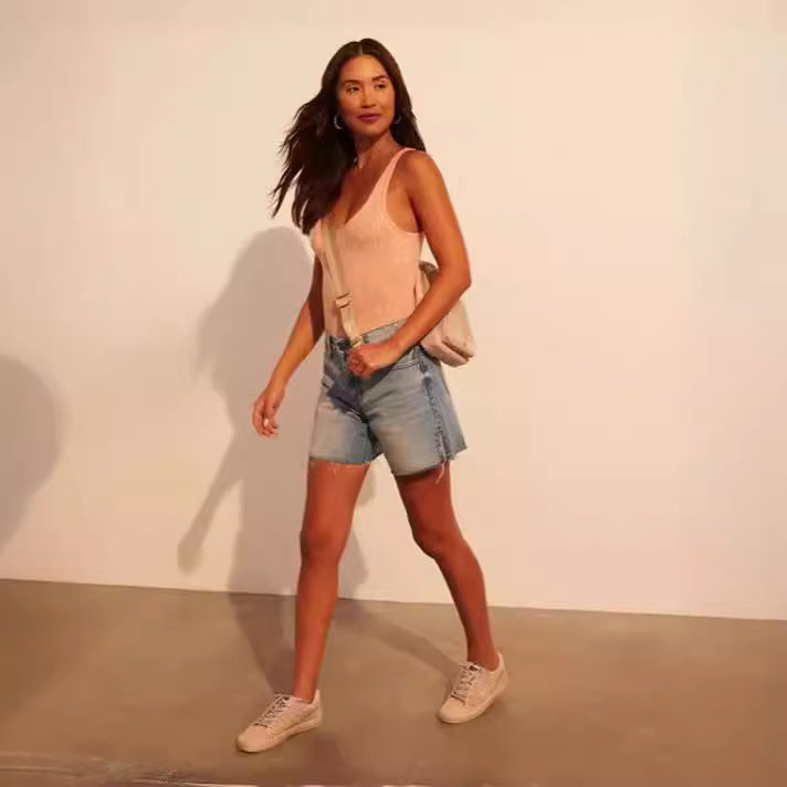 Dame Elegante Denim-Shorts med trendy Ripped-detaljer og dekorative trykknapper Stilla