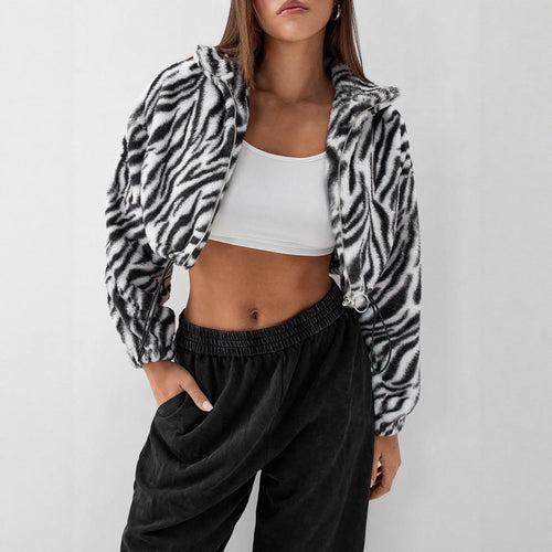Kvindernes cropped fleecejakke med moderne zebra design og elastiske manchetter Stilla