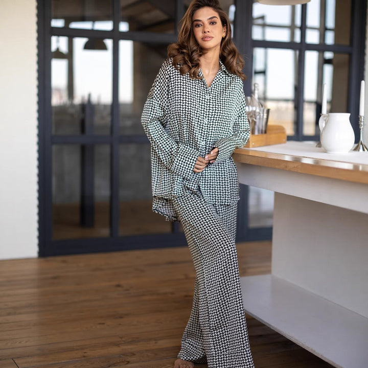 Dame luksuriøs og elegant pyjamas-sæt lavet af let stof med moderne mønstre Stilla
