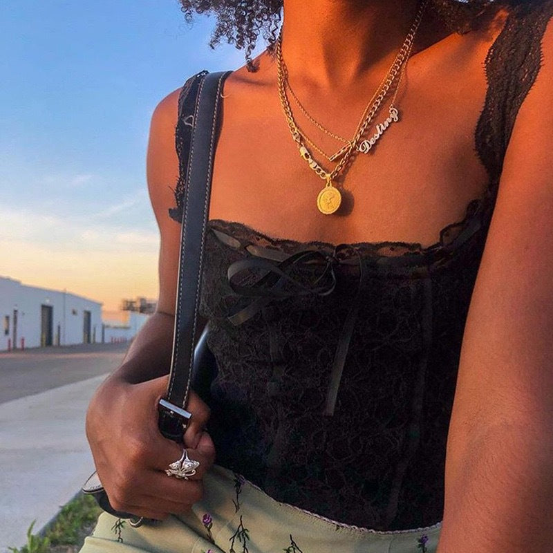 Dame spids-crop-top med dekorative bånd og fine detaljer Skovae