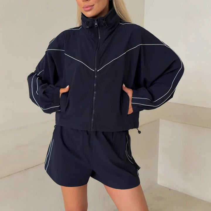 Kvindernes sporty sæt bestående af en jakke med høj krave og shorts i urban stil