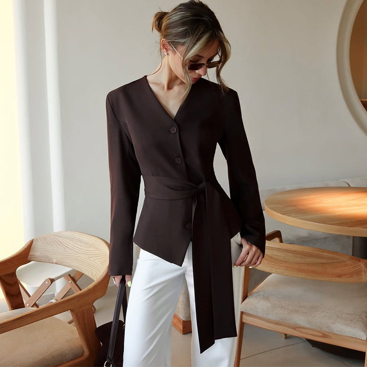 Dame figursyet blazerjakke med elegant bindebælte Stilla