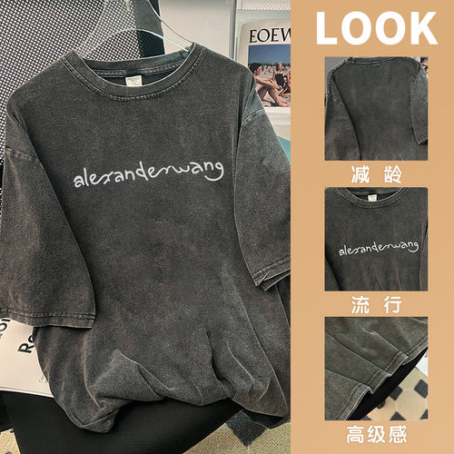 Dame afslappet T-shirt med trendy oversized skæring og iøjnefaldende tekst Stilla