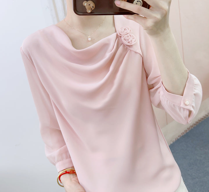 Damebluse med romantisk ruffledetail og elegante knapapplikationer Stilla