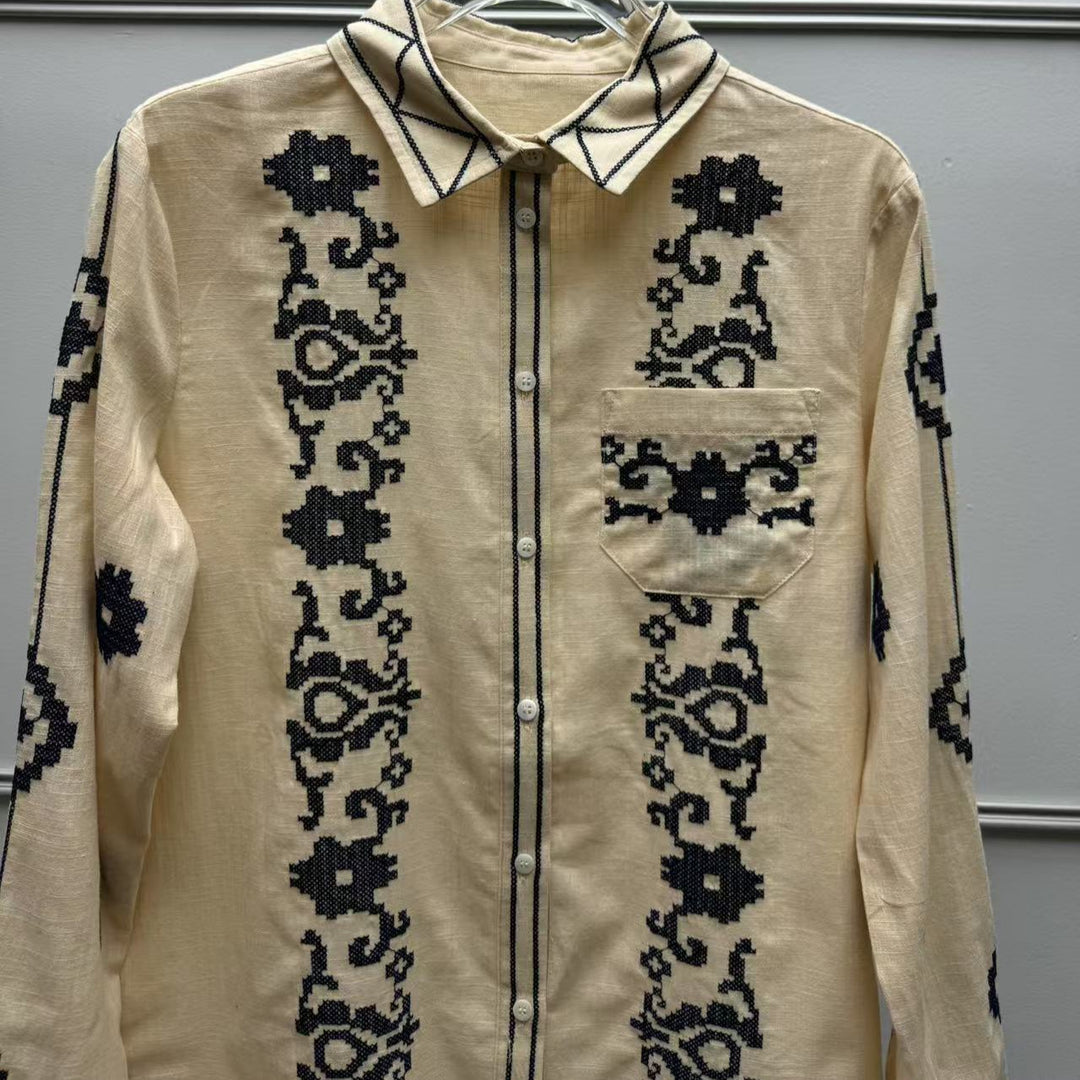 Damebluse med kunstneriske broderier og klassisk krave Stilla