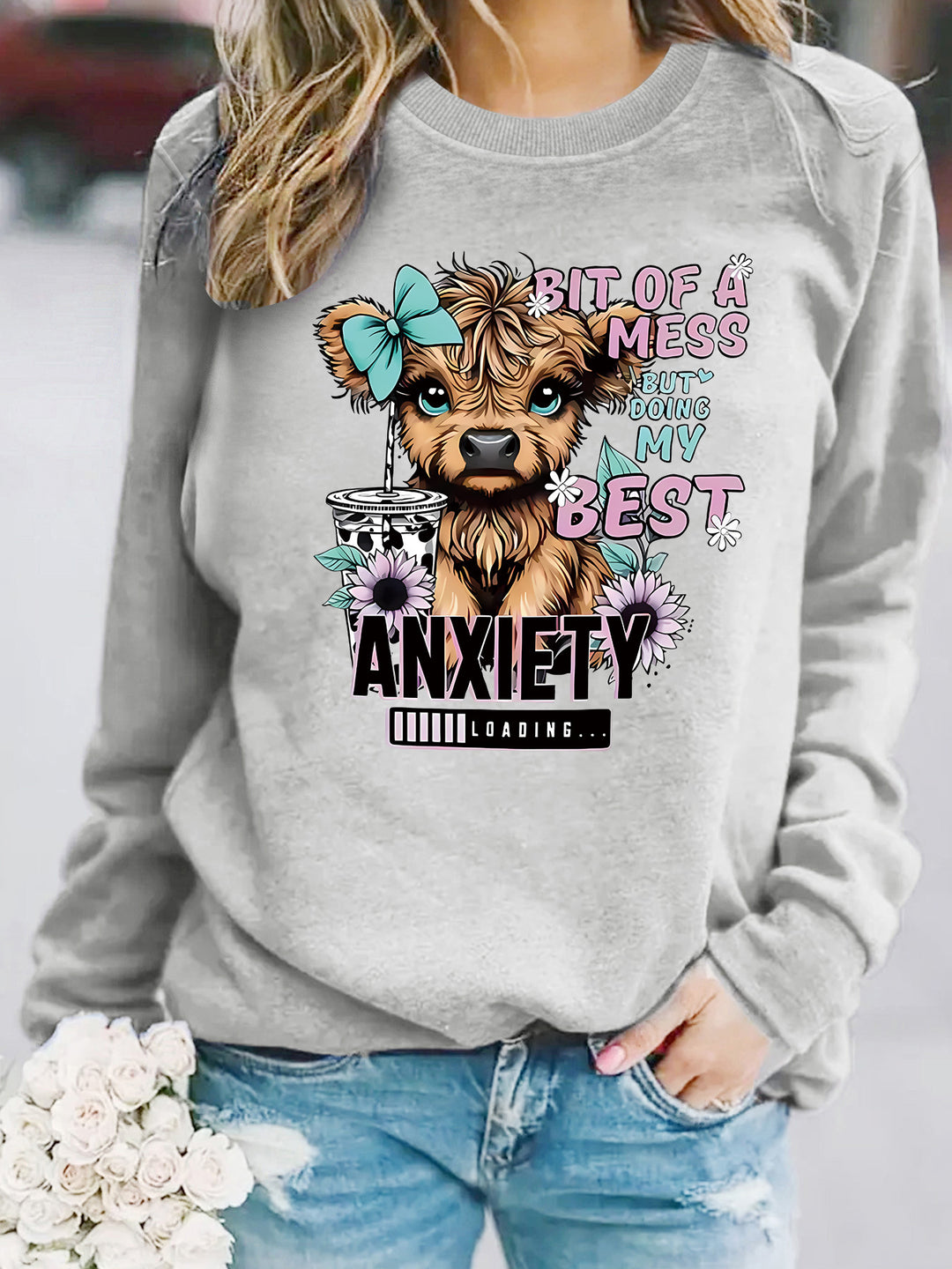 Kvinders sweatshirt med kreativ hundedesign og inspirerende skrift Stilla