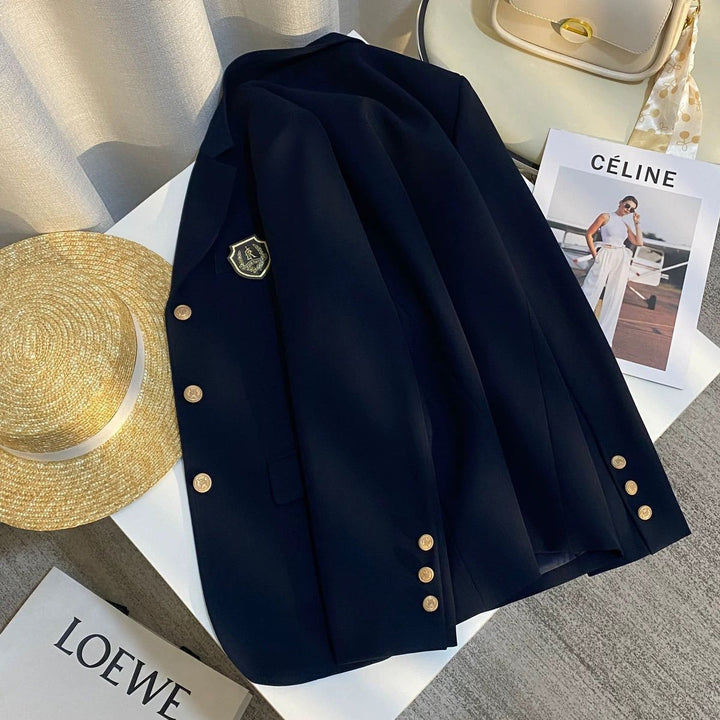 Damernes elegante blazer med gyldne knapper og emblem Stilla