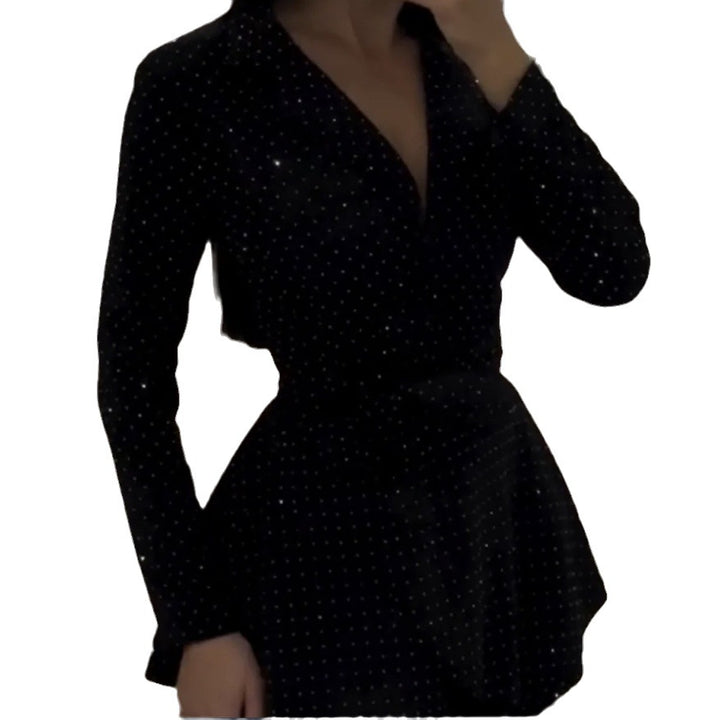 Kvinders glitrende skjortekjole med voluminøs kant og elegant tailoring