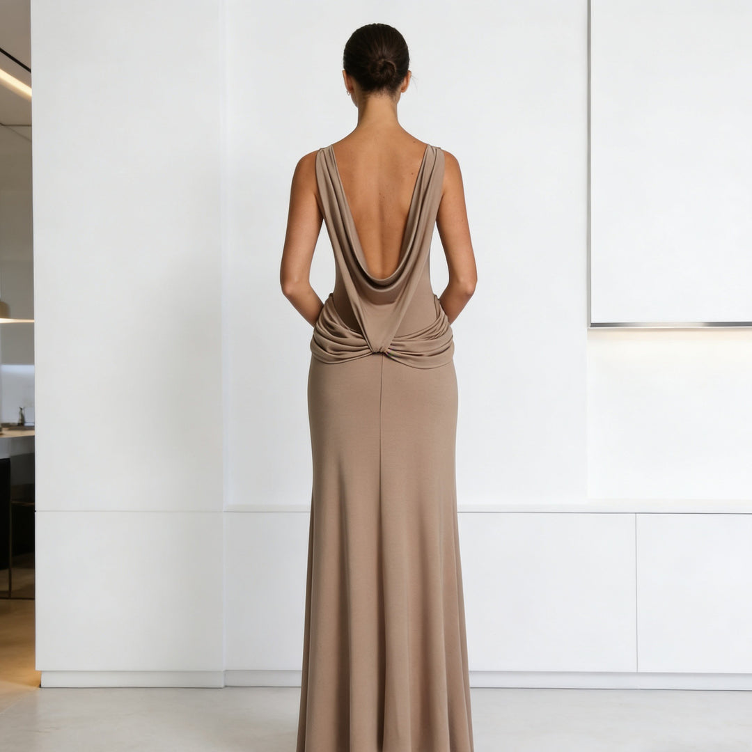 Damer Elegant aftenkjole med asymmetrisk drapering og høj slidse Skovae