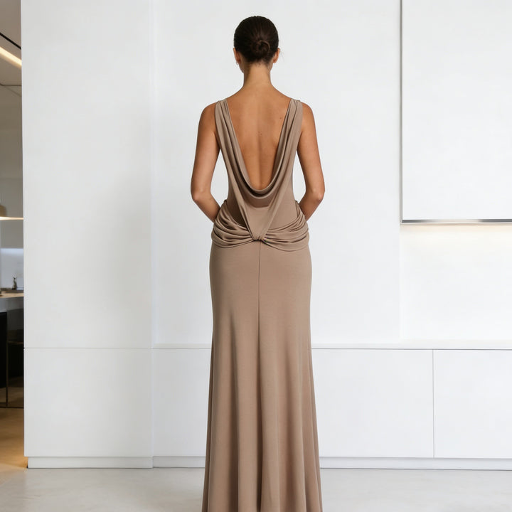 Damer Elegant aftenkjole med asymmetrisk drapering og høj slidse Skovae