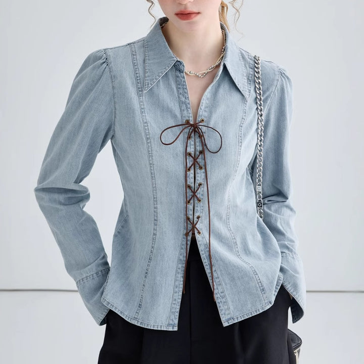 Dame denim bluse med legende bindedetaljer og elegant snit