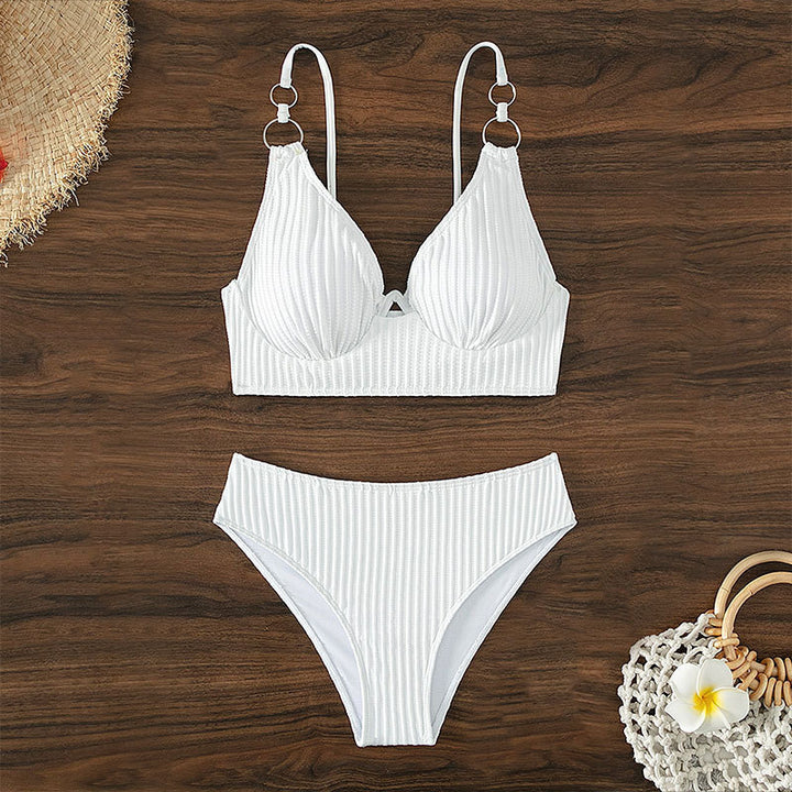Dame bikini-sæt med moderne ribdesign og elegante ringdetaljer Stilla