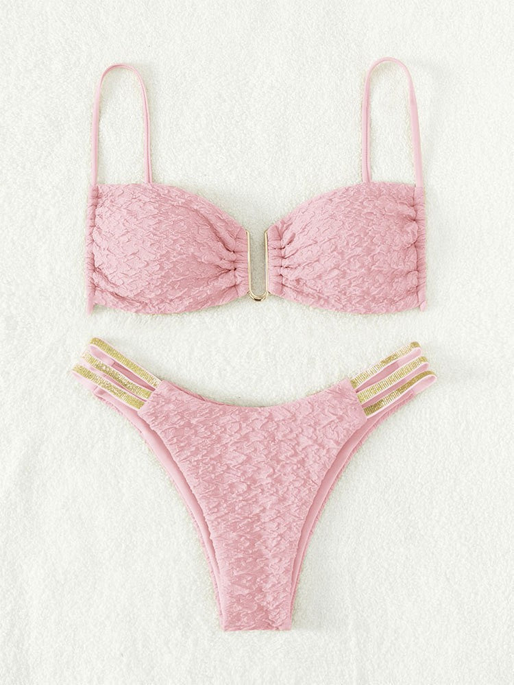 Dame triangel-bikini med raffinerede flæsedetaljer og gyldne accenter Skovae