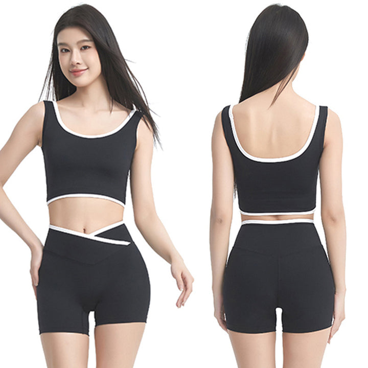 Dame sportssæt med elastisk crop-top og figursyet shorts Stilla