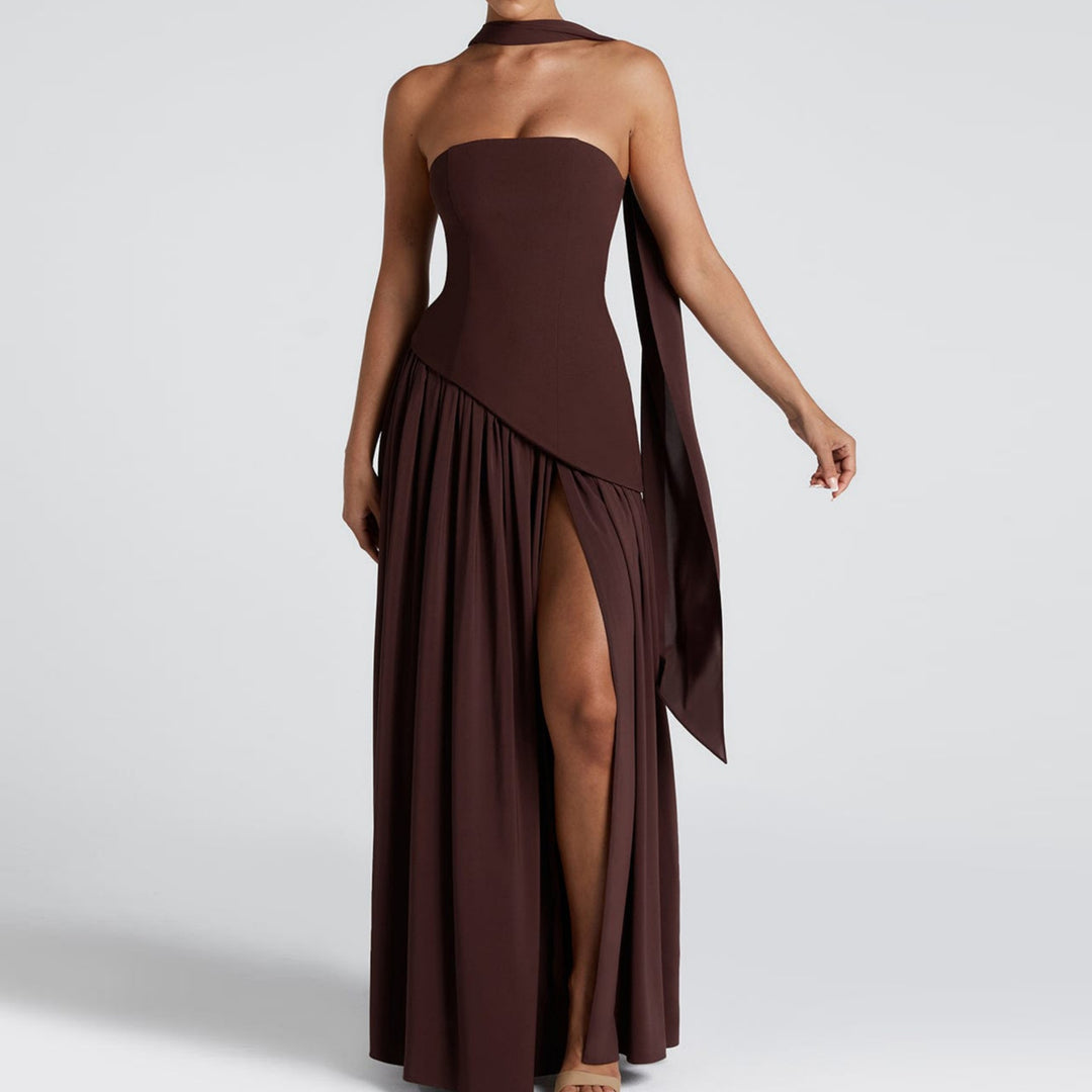 Dame Maxi-kjole med elegant off-shoulder design og asymmetrisk snit Skovae