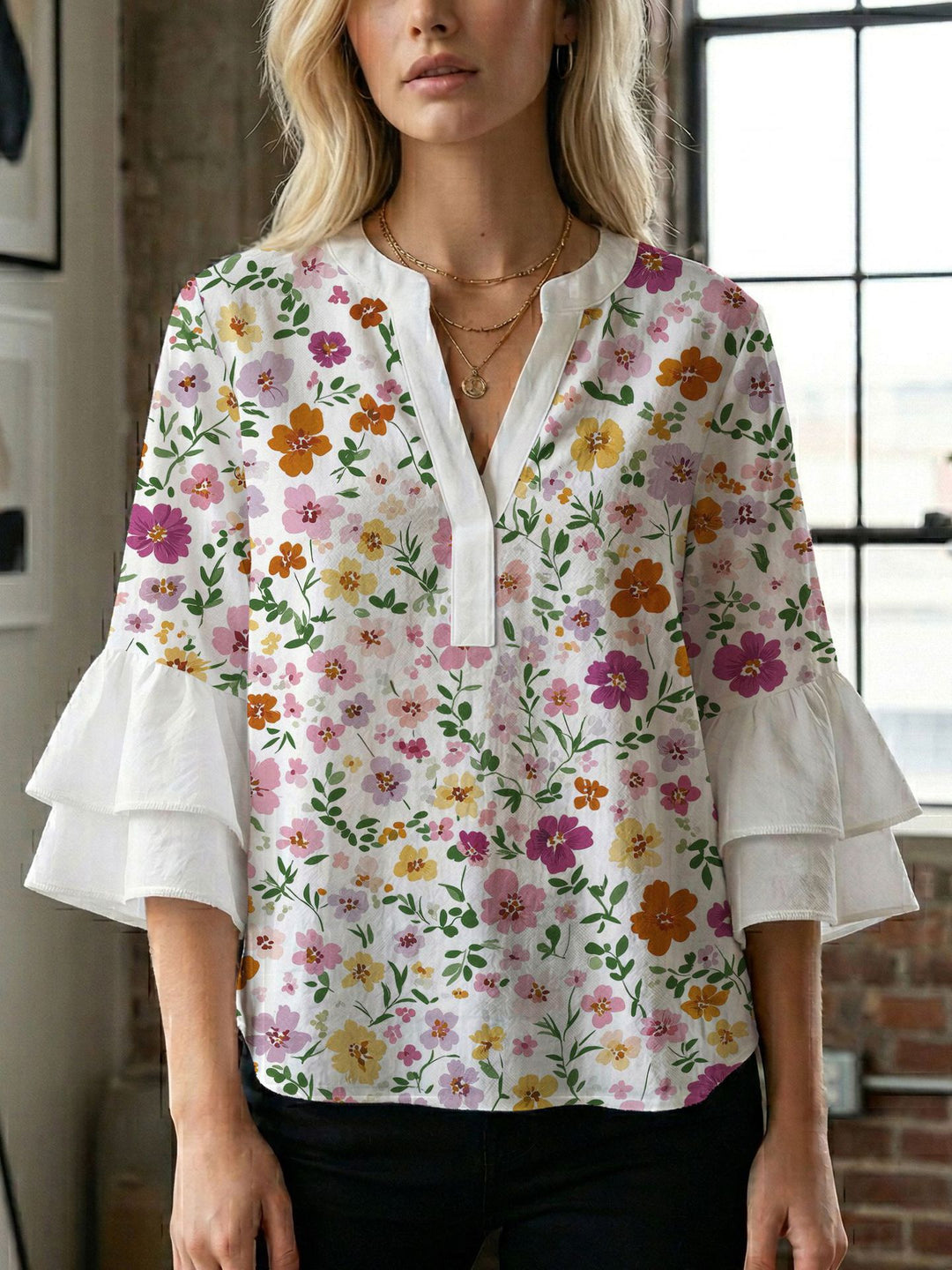 Dame bluse med voluminøse ærmer og kreativt trykdesign Skovae