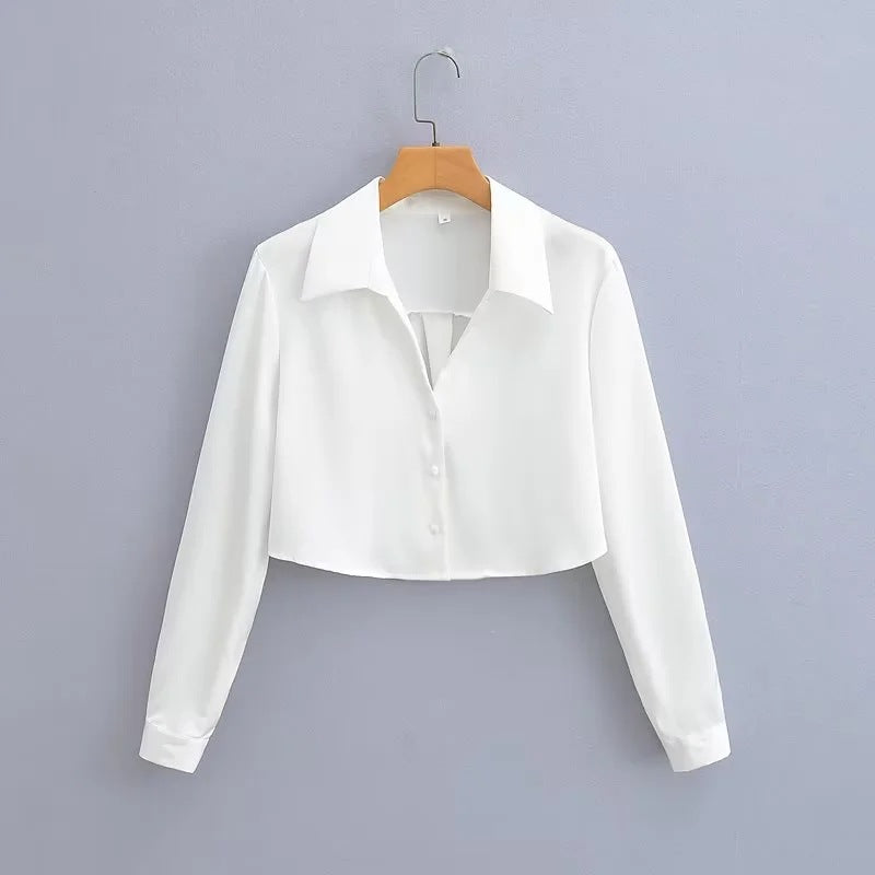 Dame cropped bluse med elegant krave og knapdetaljer Stilla