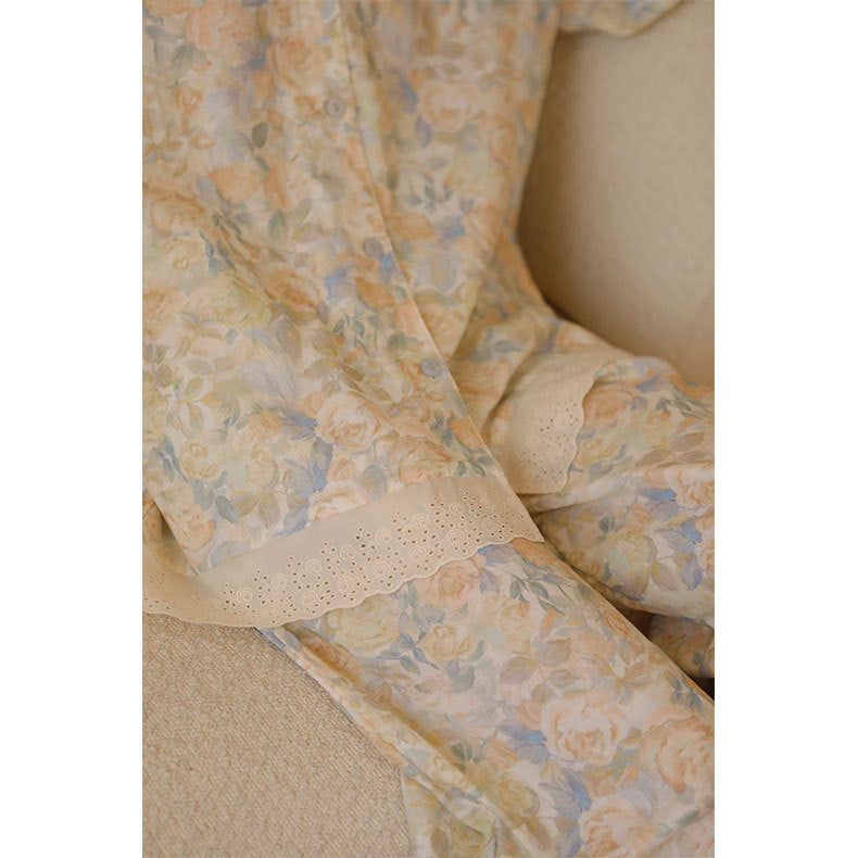 Dame pyjamassæt med delikat blomstermønster og elegant spids Stilla