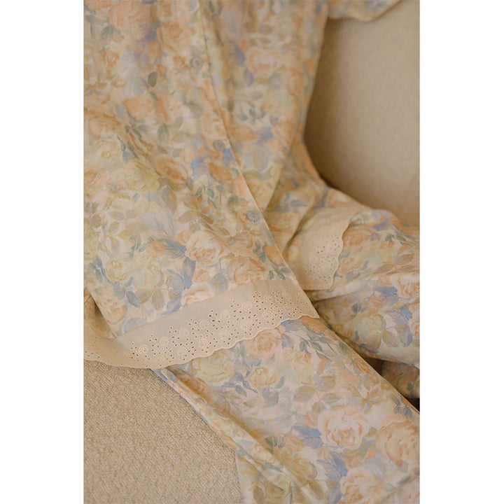 Dame pyjamassæt med delikat blomstermønster og elegant spids Stilla