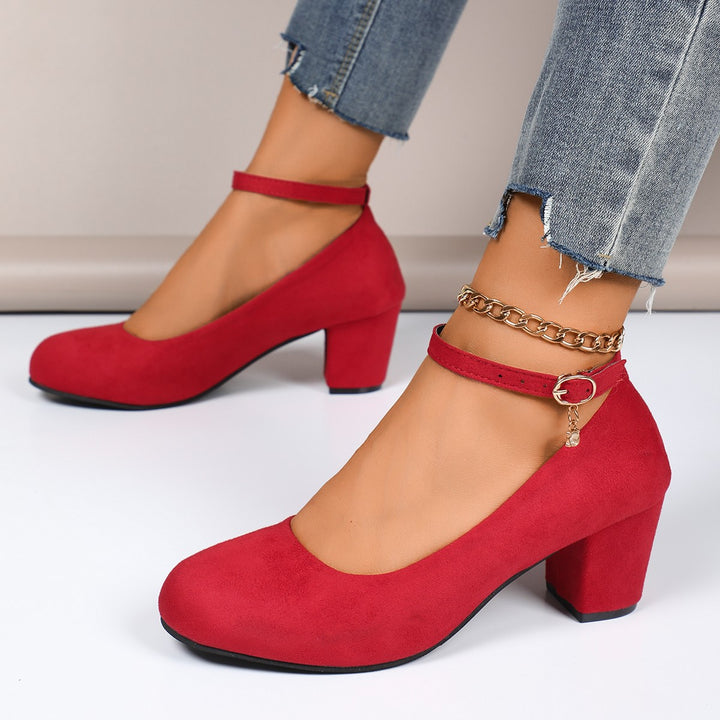 Dame blokhæle-pumps med justerbar ankelrem og blødt velour Stilla