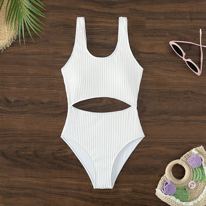 Dame en-delt badedragt med stilfuld cut-out design og elastisk ribmateriale Stilla