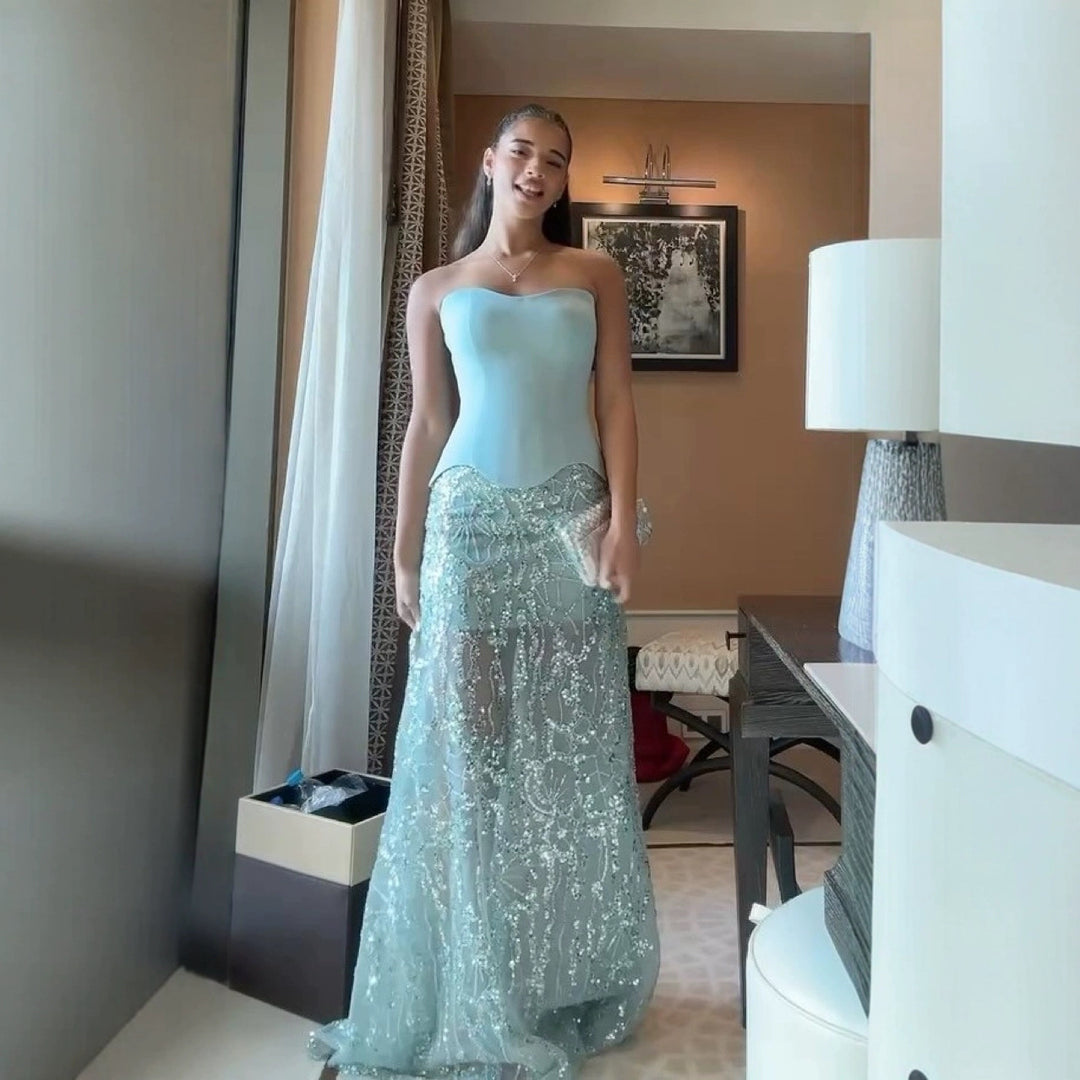 Dame aftenkjole med glitrende top og elegant broderi