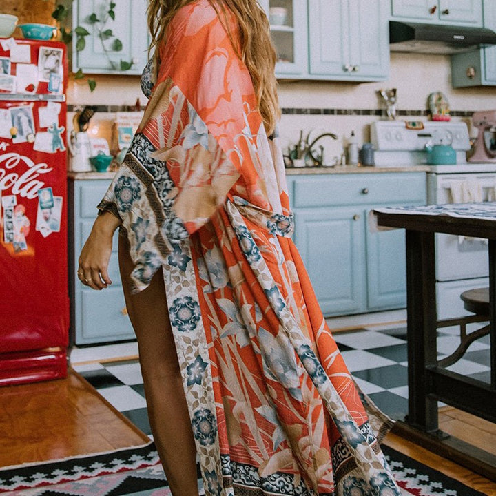 Dame Strandkaftan med kunstnerisk blomsterdesign og elegant V-hals Stilla
