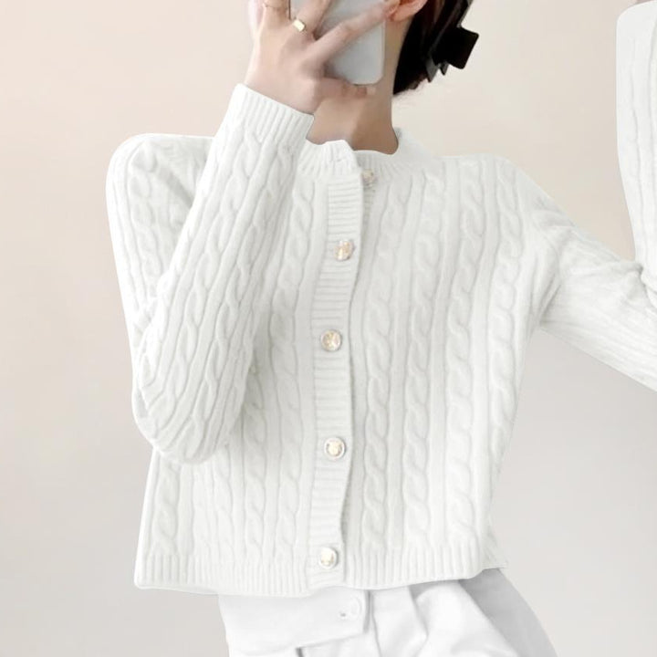 Kvinders chunky strikket cardigan med knaplukning og smuk kabelmønster Stilla