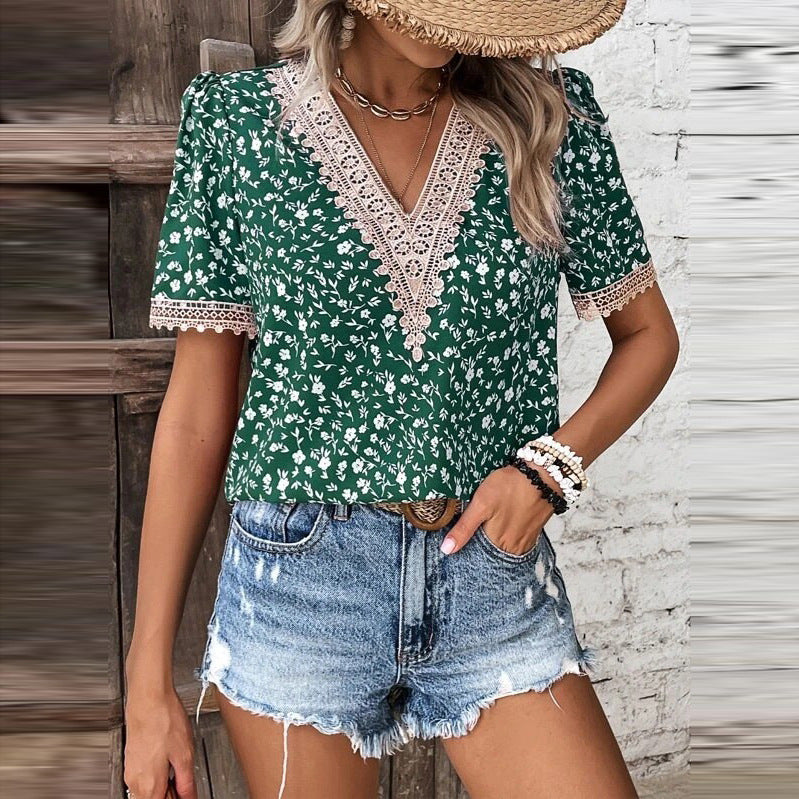 Dame kortærmet bluse med blomsterdesign og spidse accenter Stilla