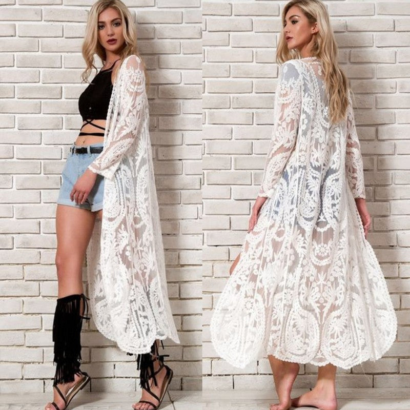 Dame lang blond kimono med blomsterdesign og sidesøm Stilla