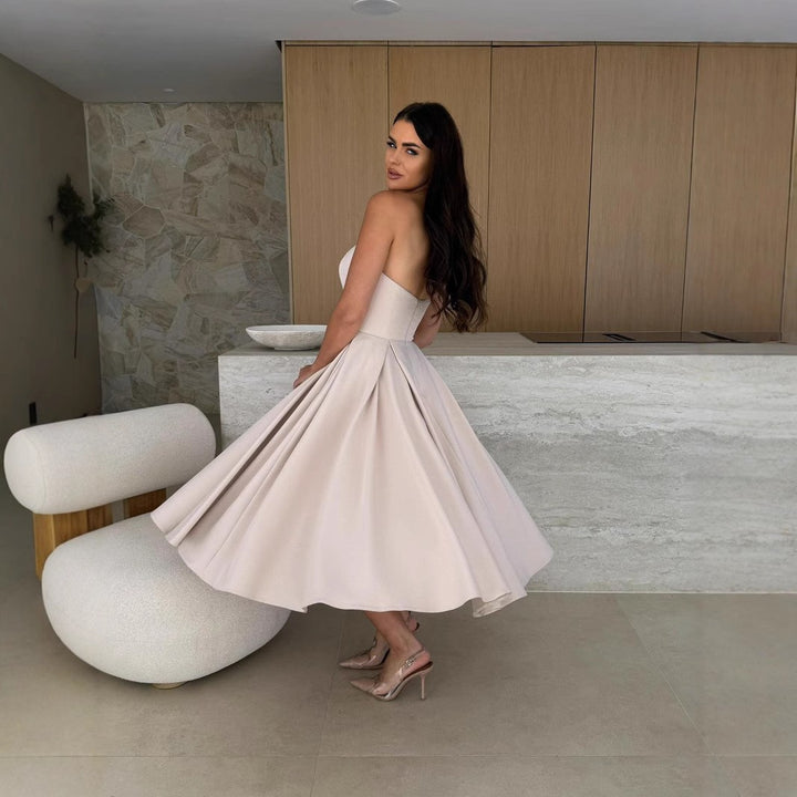 Dame aftenkjole med svingende nederdel og strapless design Stilla
