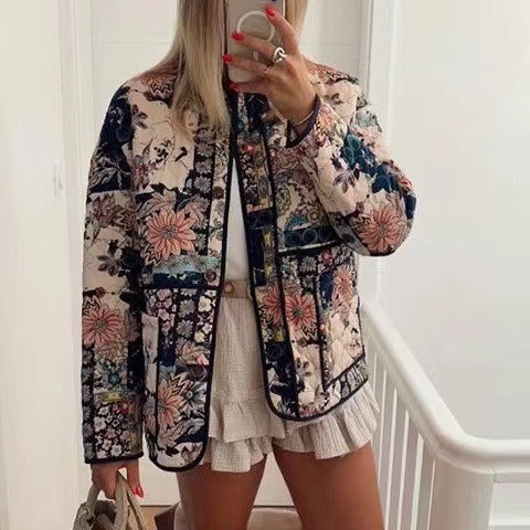 Dame quiltet overgangsjakke med blomster patchwork design og praktiske lommer Stilla