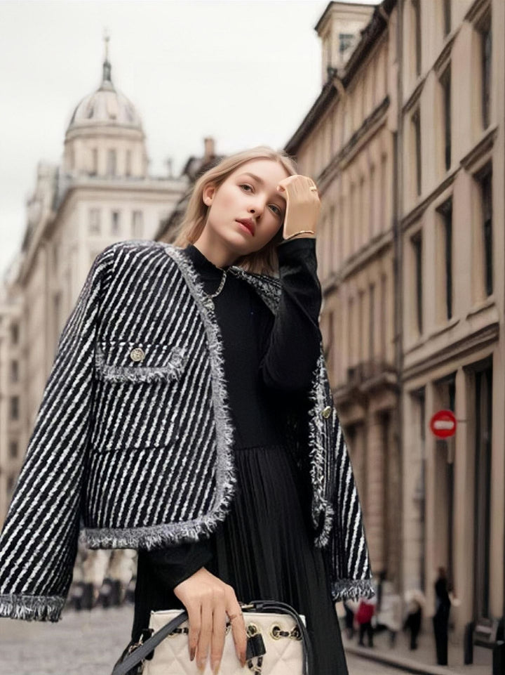 Kvindernes cardigan med dekorative knapdetaljer og frynsedesign Stilla