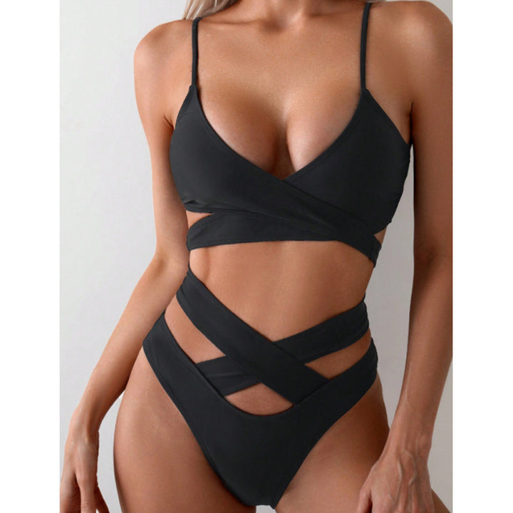 Dame triangel-bikini med asymmetrisk indpakningsdesign og stilfuld cut-out detalje