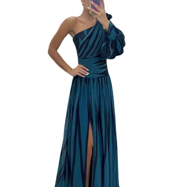 Dame Elegant aftenkjole med asymmetrisk design og høj split Stiila