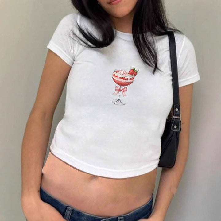 Dame Crop-T-Shirt med kreativ Cocktail-print og tætsiddende snit Skovae